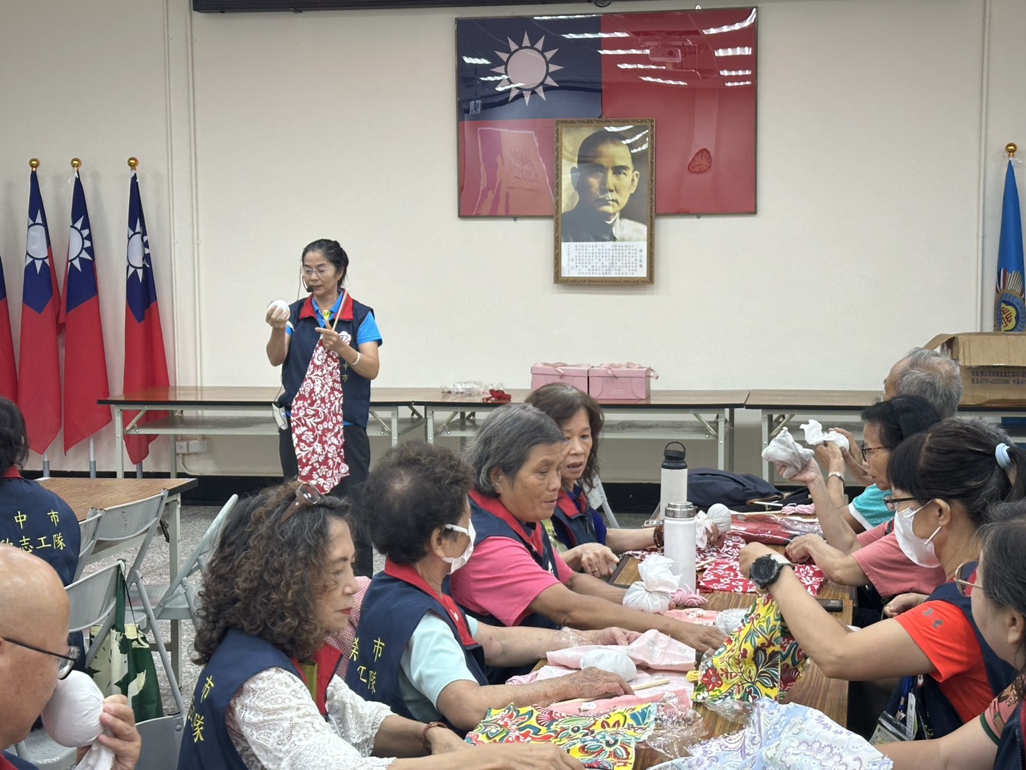 由志工帶領夥伴製作艾草槌棒,傳遞父親節祝福