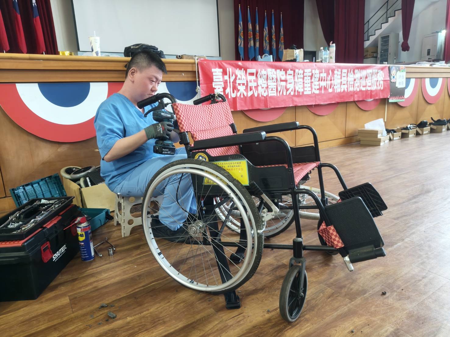 北榮技師仔細維修住民輔具情形