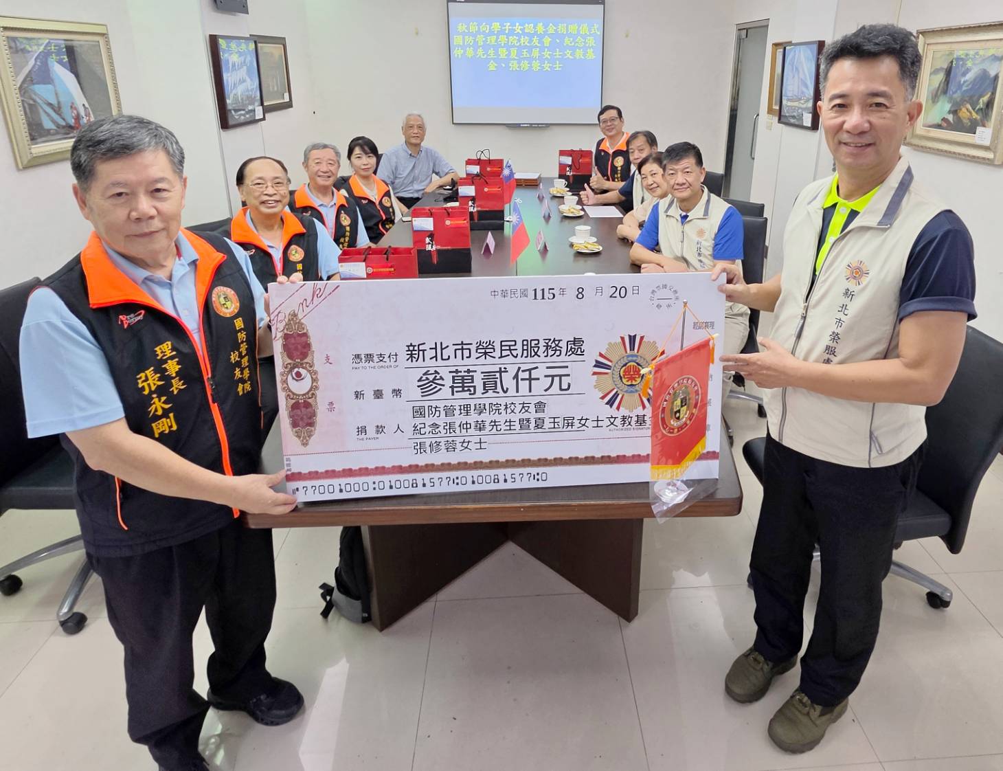 ▲張永剛理事長(左一)以國防管理學院校友會、紀念張仲華先生暨夏玉屏女士文教基金及善心人士張修蓉女士名義,共同捐贈向學子女認養金,新北市榮服處陳立中處長(右一) 代表受贈。/新北市榮服處提供。