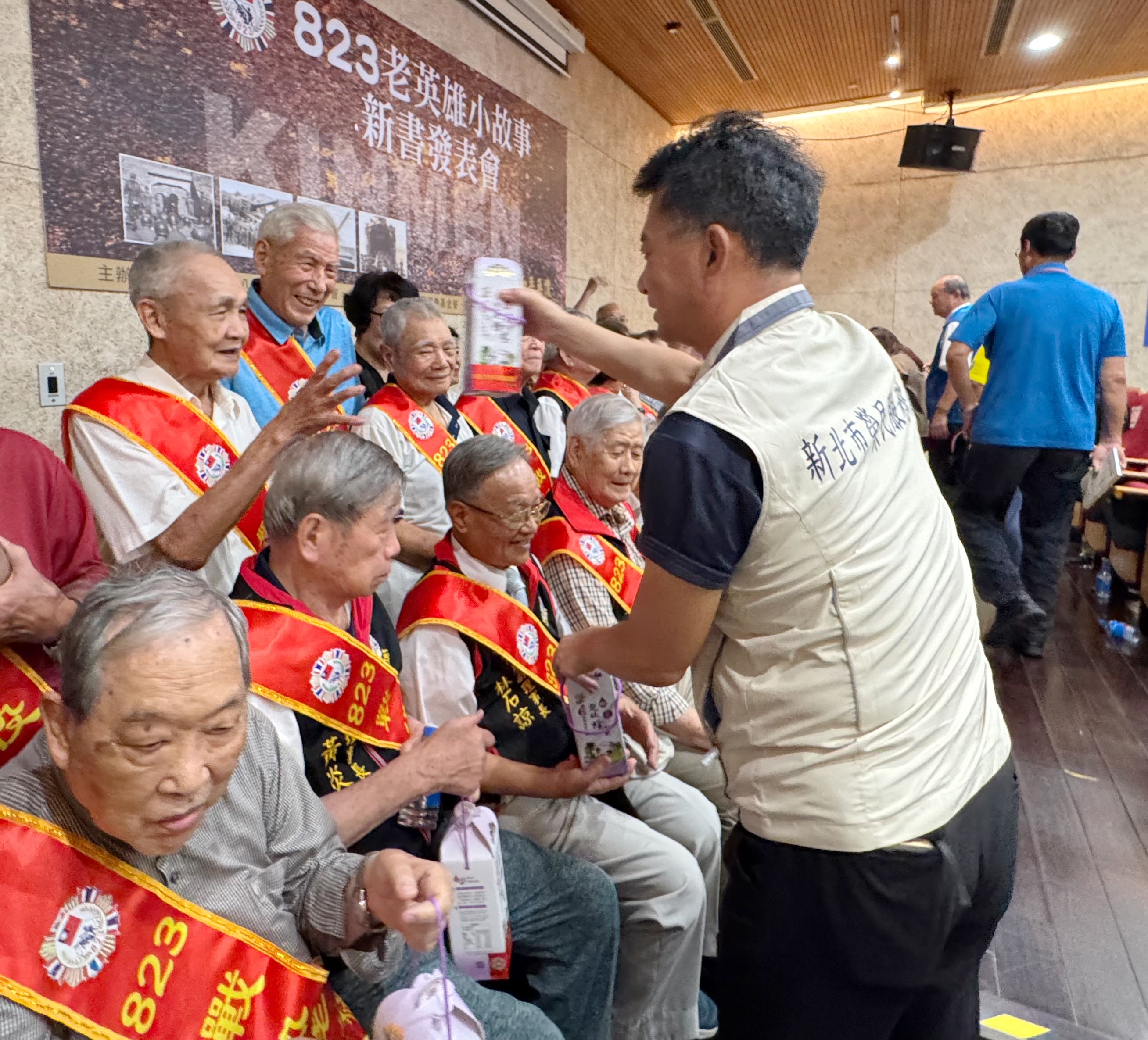 ▲新北市榮服處陳立中處長(右)於活動中,向在場八二三戰役老英雄表達崇高敬意,並致贈慰問品。/新北市榮服處提供。