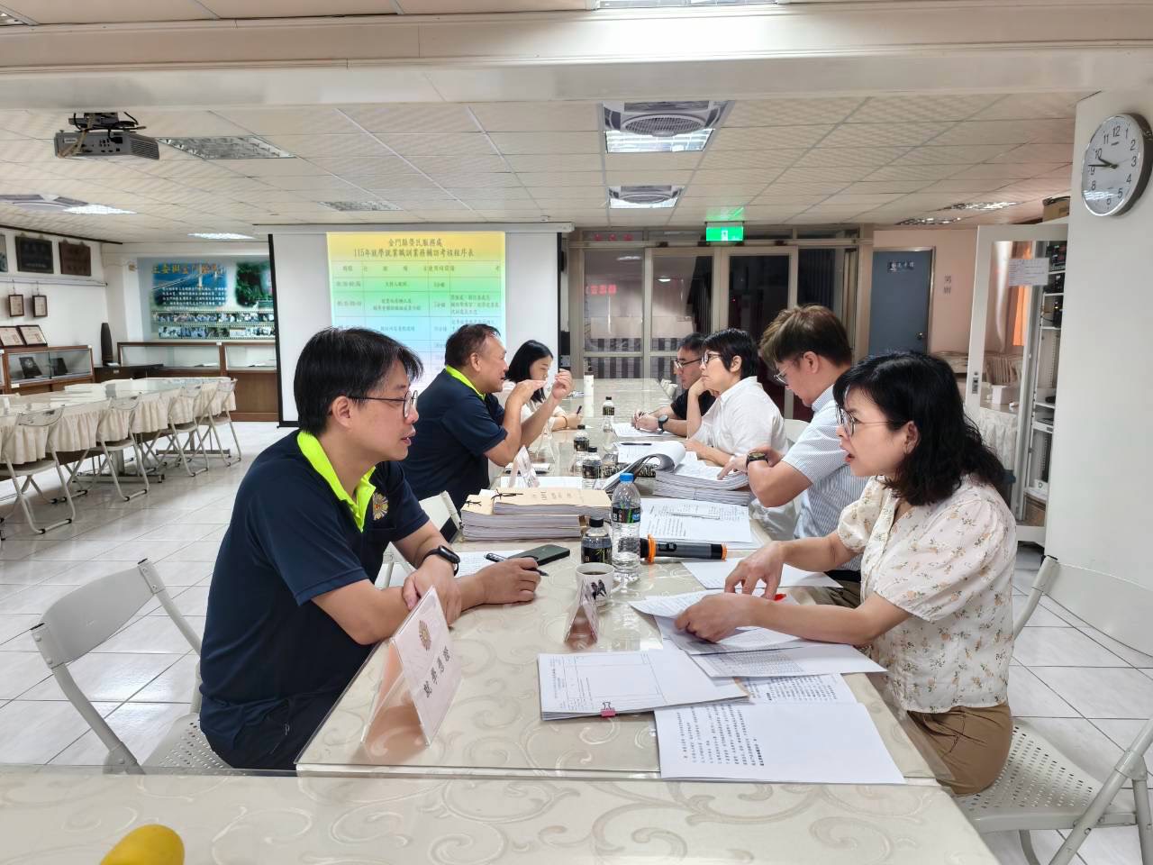 圖五輔導會輔訪人員對金門縣榮服處工作人員實施業務輔訪及工作經驗交流