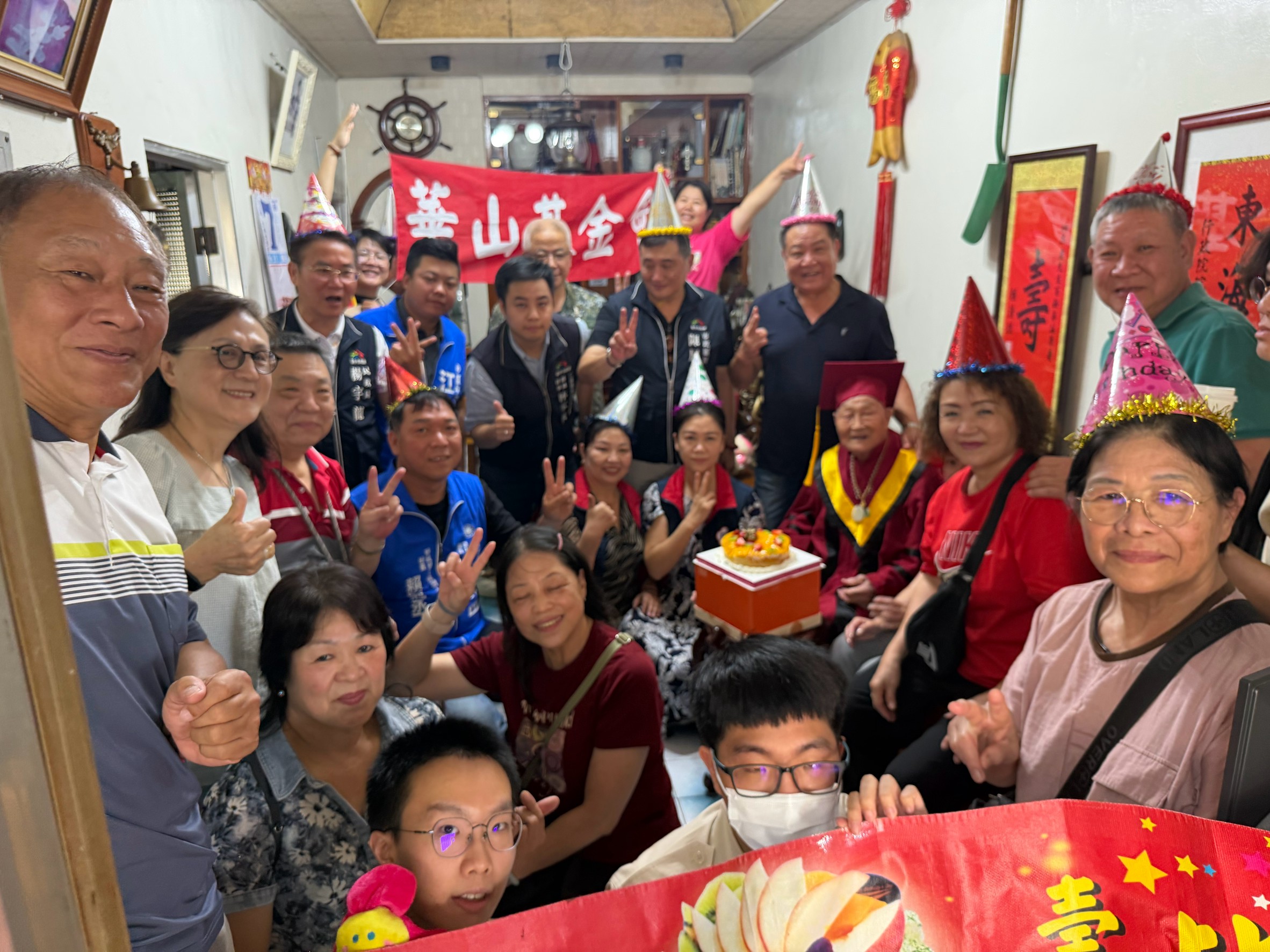 1150807太平區鄧炳杰百歲慶生處長與壽星及嘉賓合影
