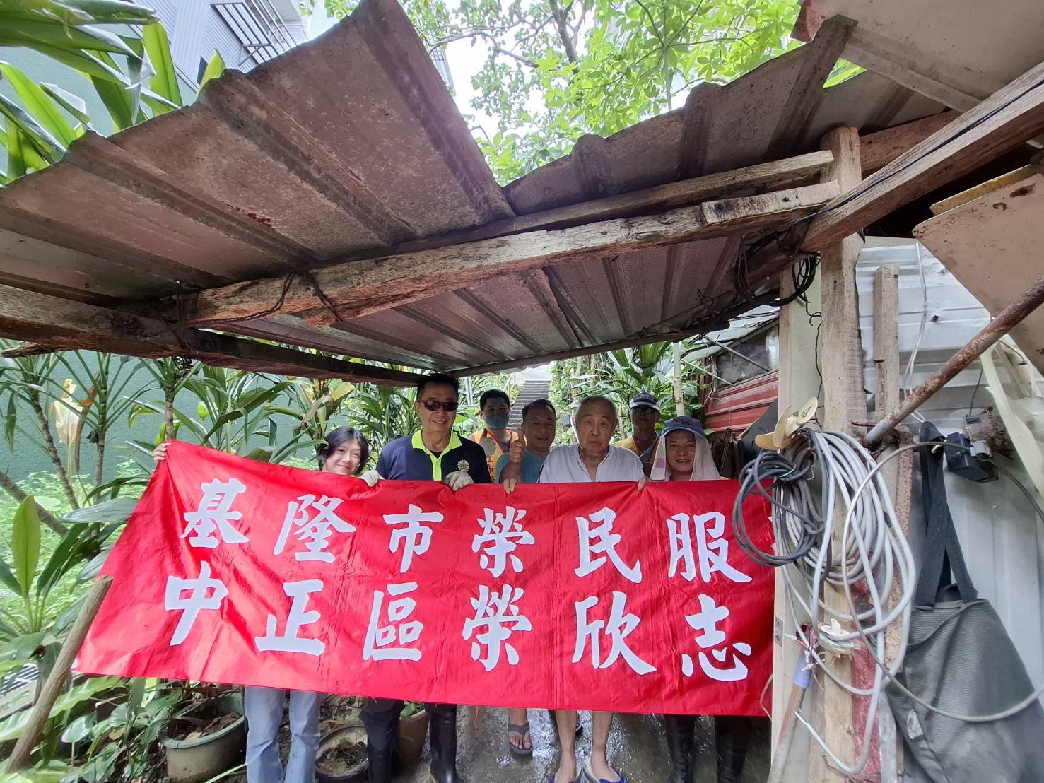 方正處長(左2)率同仁於劉爺爺住家前歡喜合影
