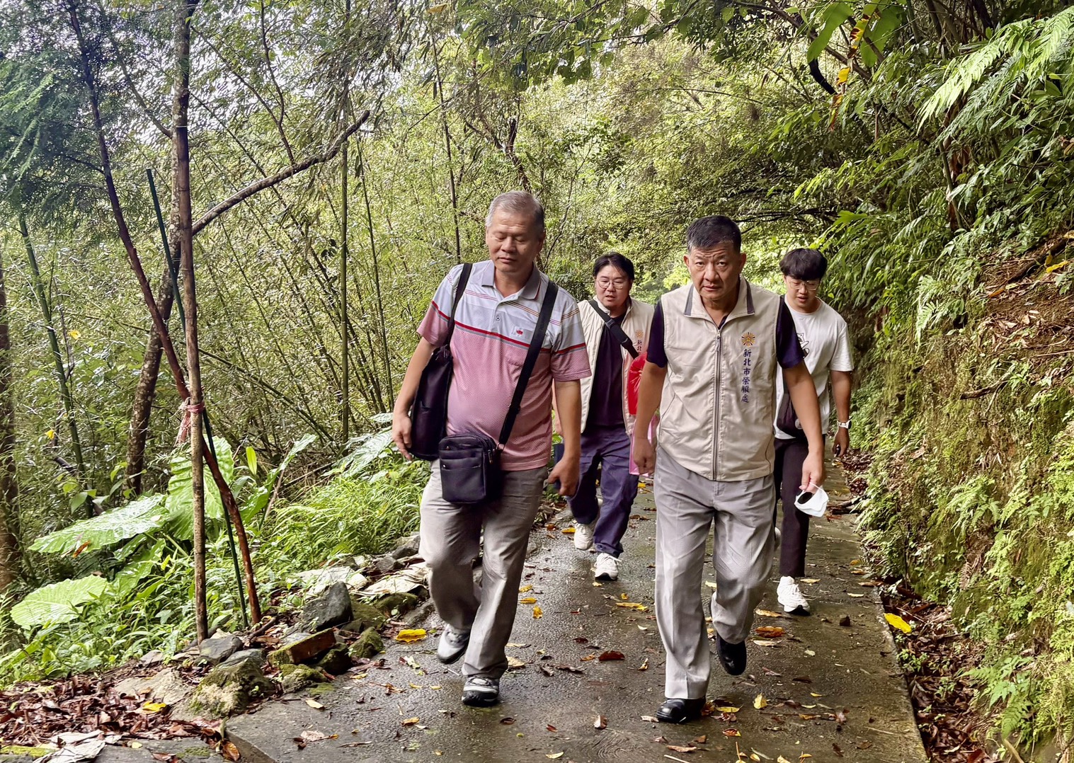 ▲副處長楊懷博(右一)在服務組長洪宗邑(左一)陪同下翻山越嶺前往榮民住處,落實颱風天前偏遠地區訪視關懷。/新北榮服處提供。