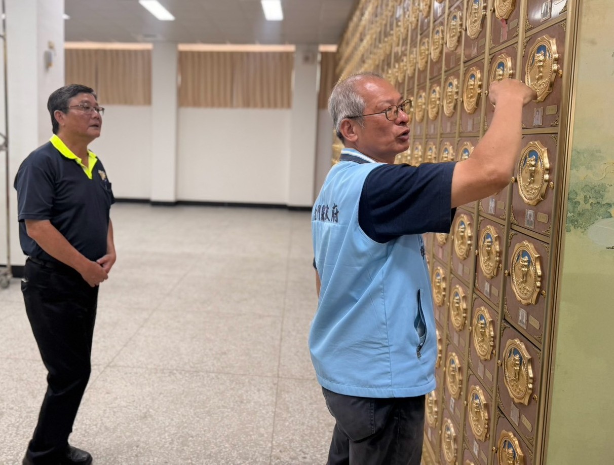 圖六董所長向劉處長介紹現有納骨堂龕位設施及未來增建規劃
