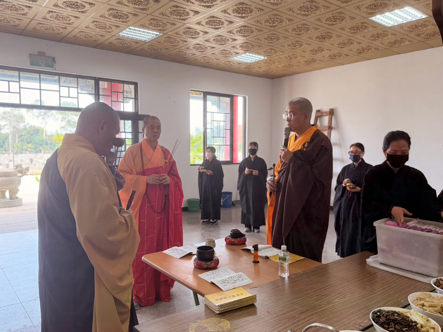 圖二請海印寺性海法師(圖中)主持移靈儀式,助念安撫英靈並祈求保佑國泰民安。