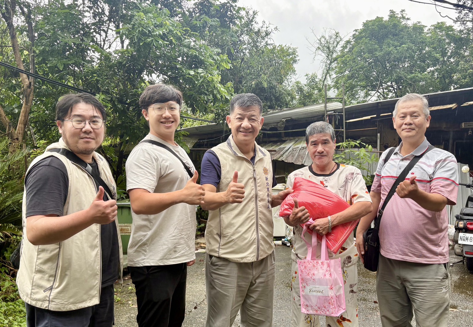▲新北榮服處副處長楊懷博(中)率服務團隊,關懷三峽山區榮民徐伯伯生活近況並致贈物資,以實際行動傳遞溫暖。/新北榮服處。
