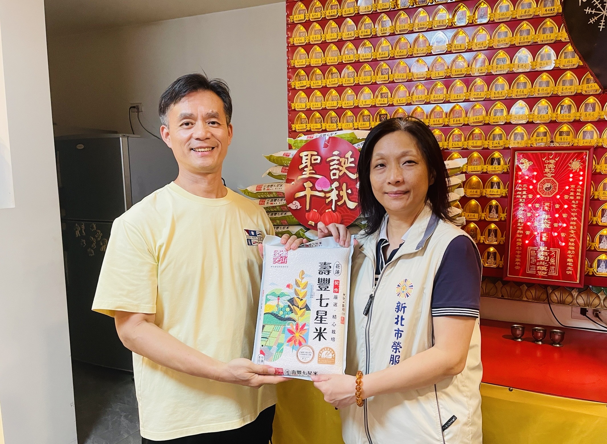 ▲新北市榮服處組長王玟琳(右)代表受贈平安米,由南港仙聖宮宮主王建發(左)代表捐贈,以實際行動回饋社會。/新北市榮民服務處提供。