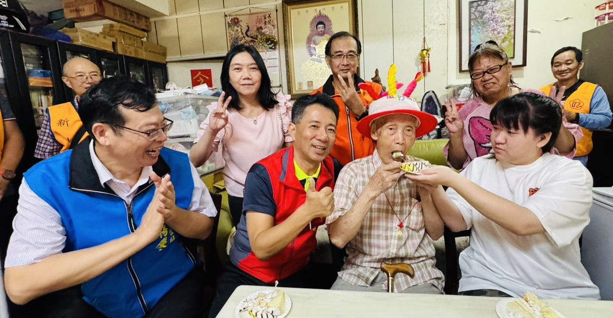 ▲孫伯伯(右2)享用美味的生日蛋糕,喜迎百歲大壽。/新北市榮服處提供。