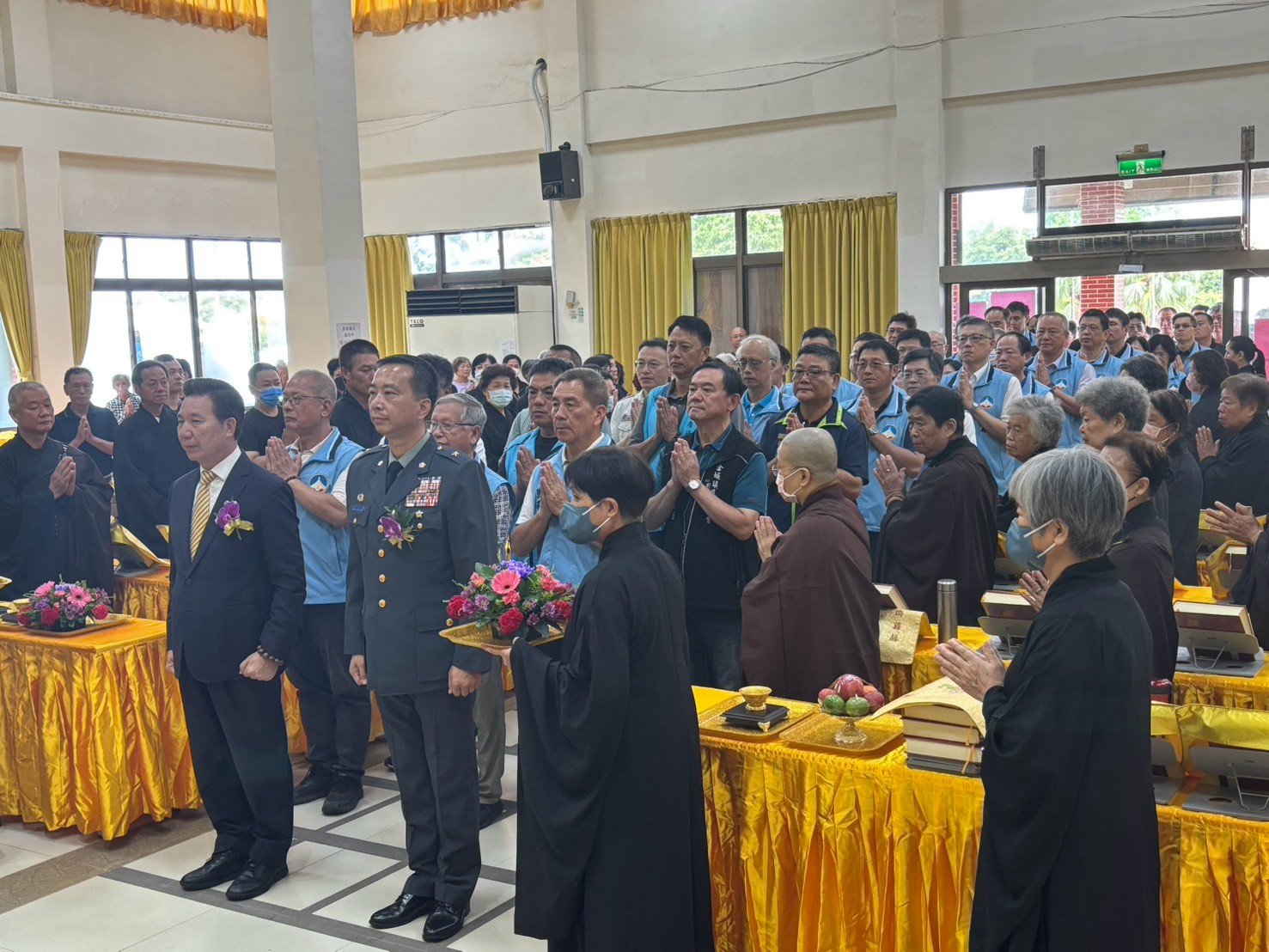 圖二陳縣長(左)及李少將(右)代表主祭金門縣超薦法會
