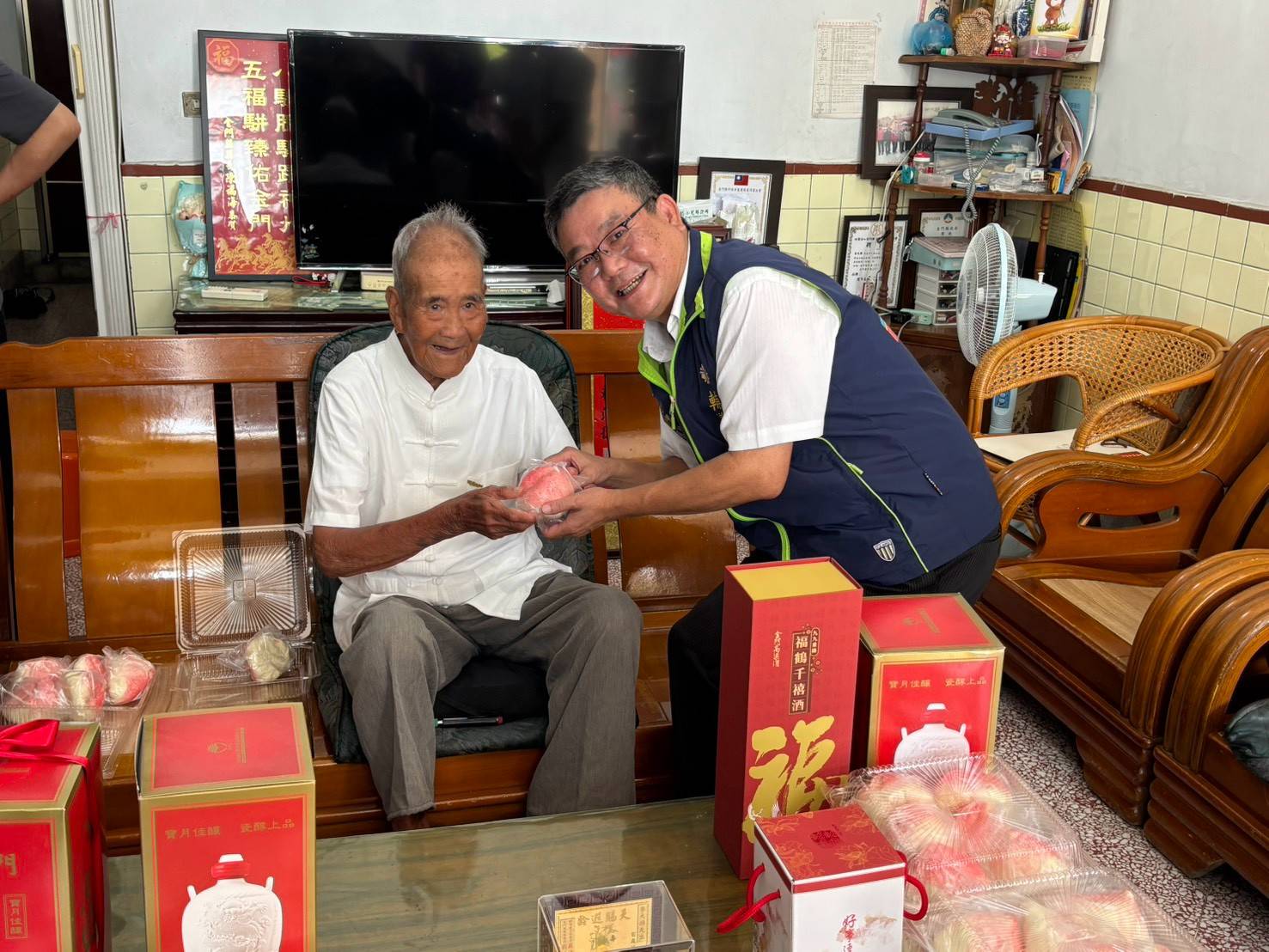 圖四劉信義處長(右)分享李爺爺(左)福氣壽桃