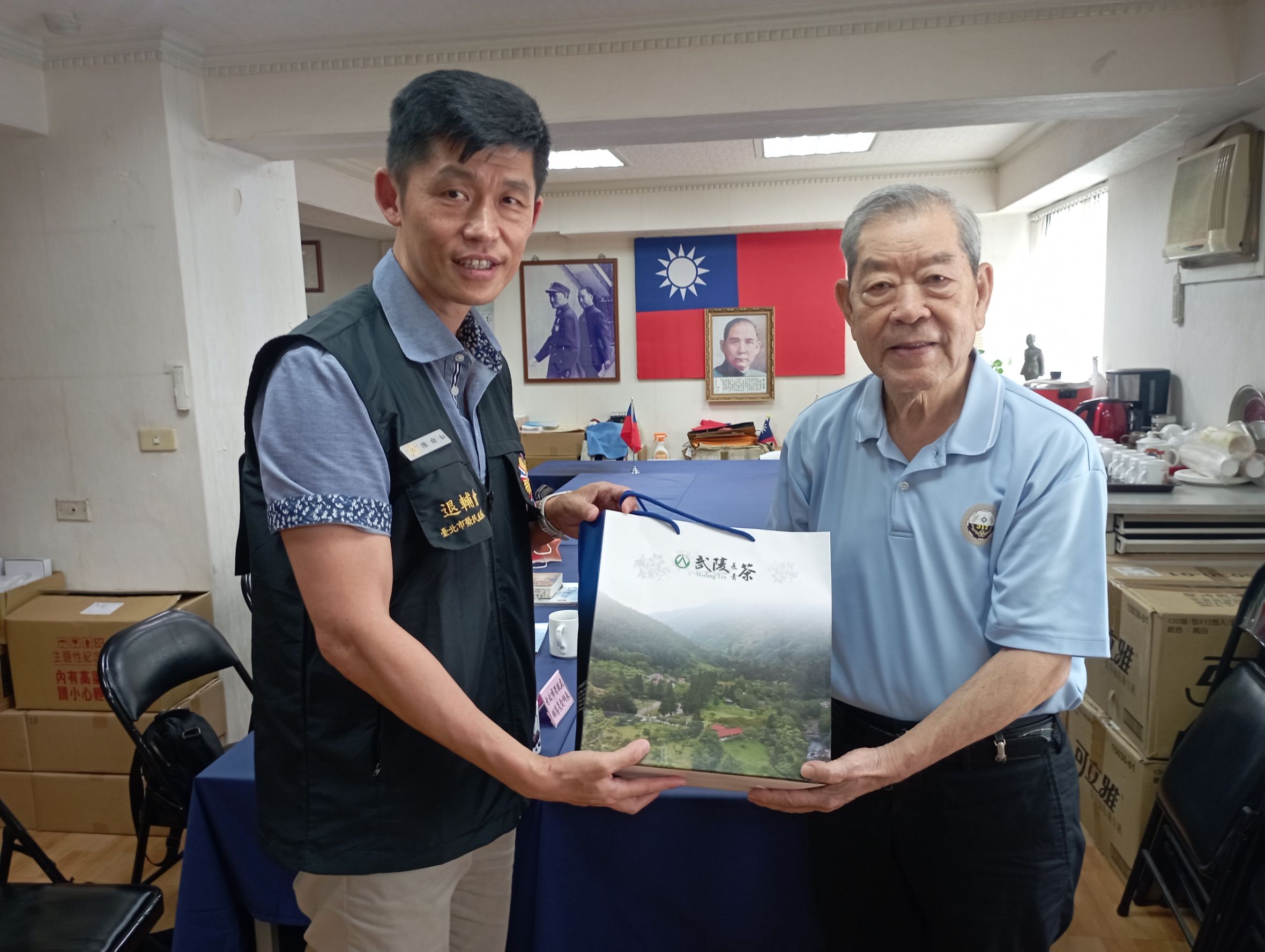 處長陳舜如(圖左)與理事長徐炳強(圖右)合影