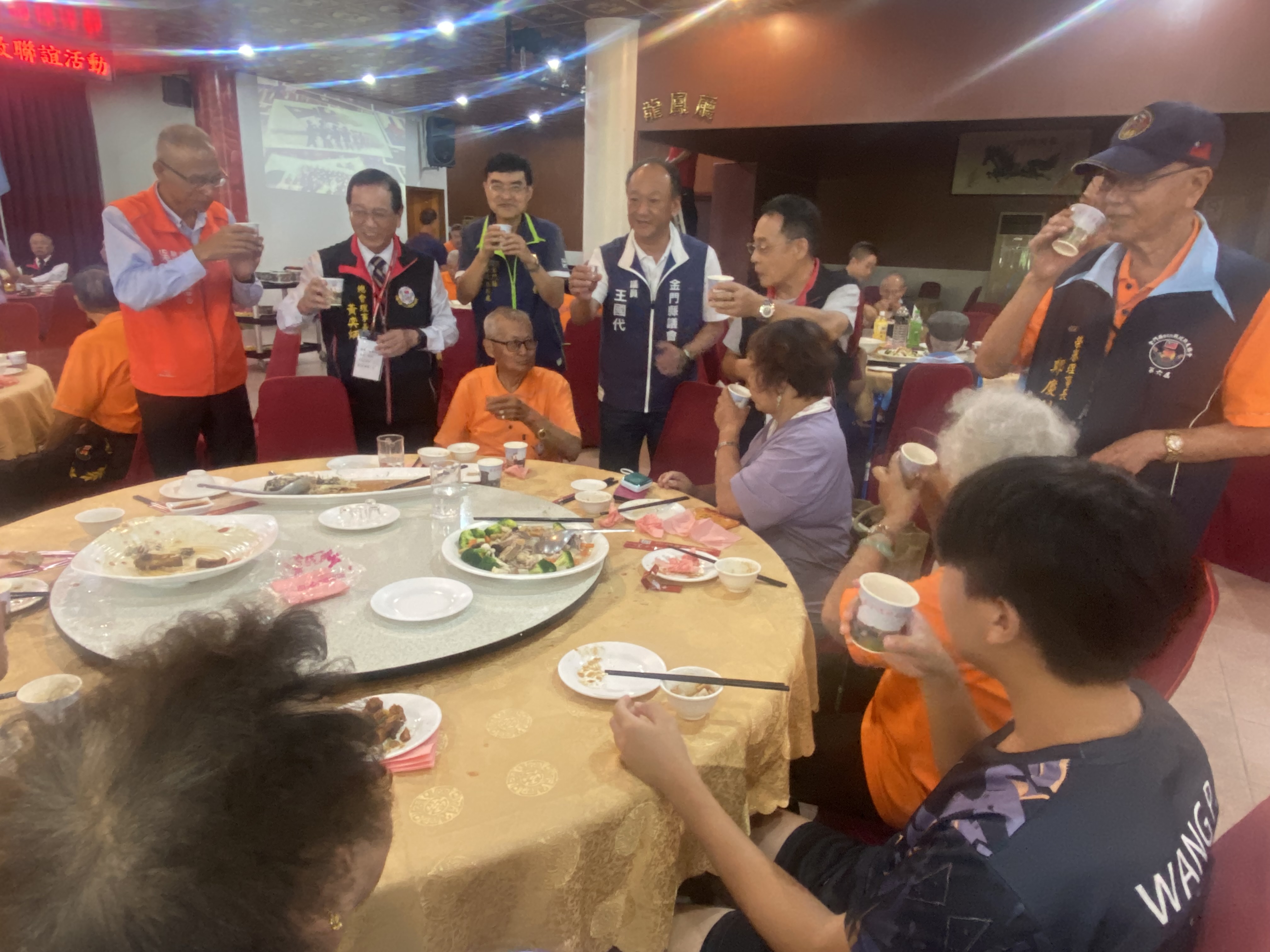 圖八彭致和副處長(左3)陪同黃奕炳總會長(左2)逐桌向與會前輩致意