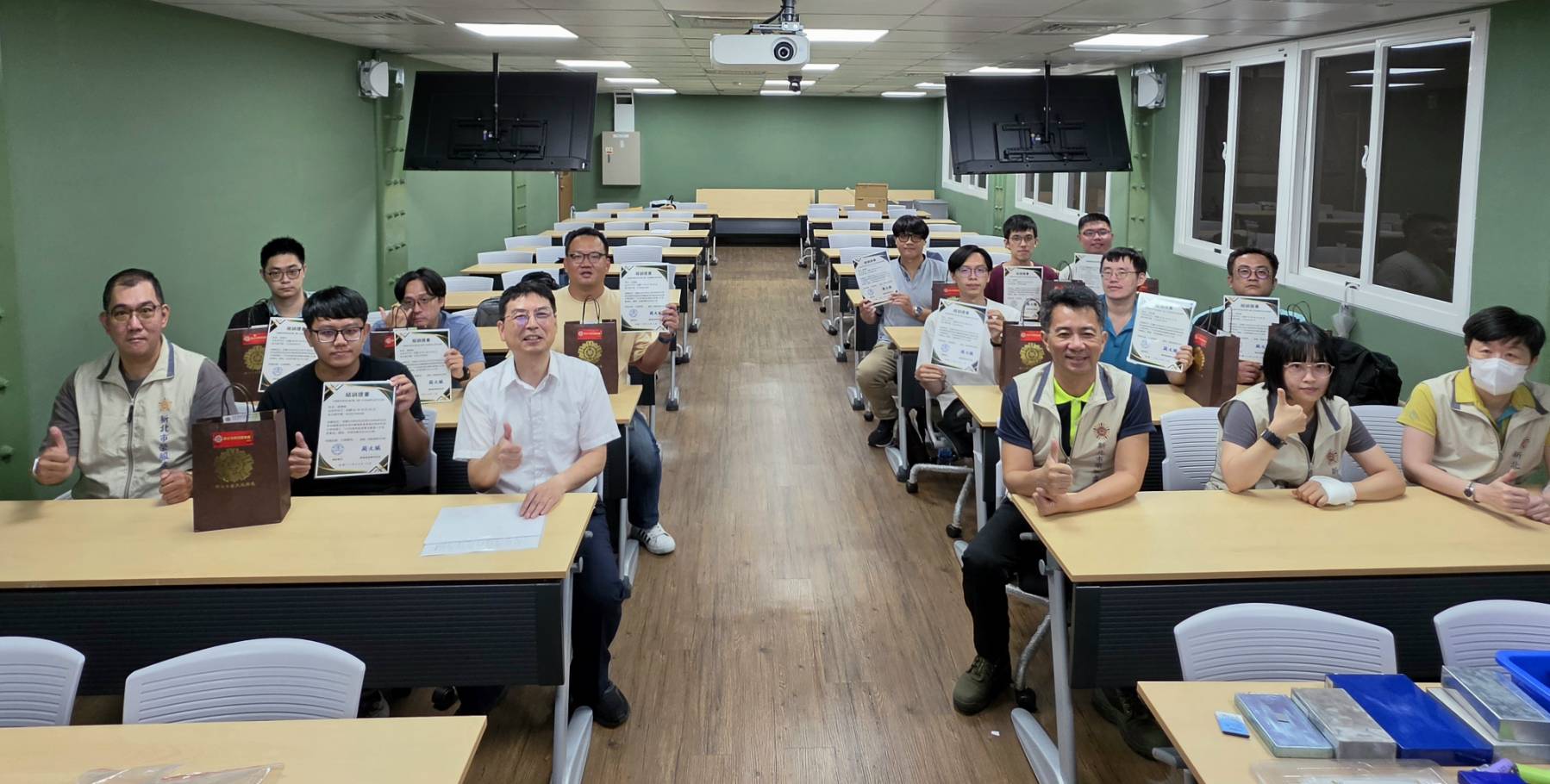 ▲結訓典禮大合照,陳立中處長(前排右三)、簡文鎮院長(前排左三)與結訓學員們合影留念。/新北市榮服處提供。