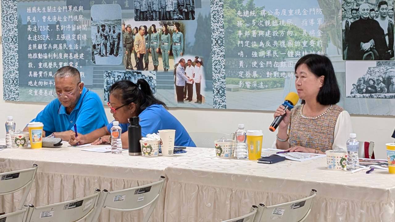 圖三志工隊隊長於會議中進行工作研討與建議