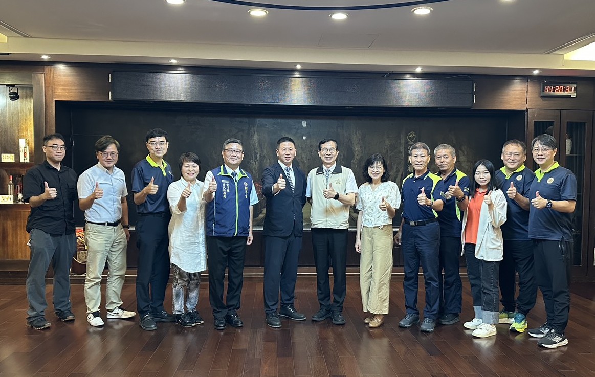 圖二就學就業處副處長沈立忠(左7)、本處處長劉信義(左5)拜訪金門酒廠總經理王中聖(左6)