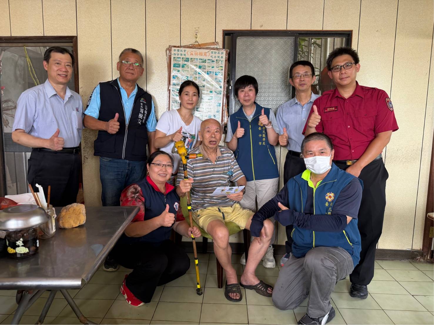臺中市榮服處跨界攜手欣中公司與消防局送愛、安裝安全設備守護獨居老榮民居家安全