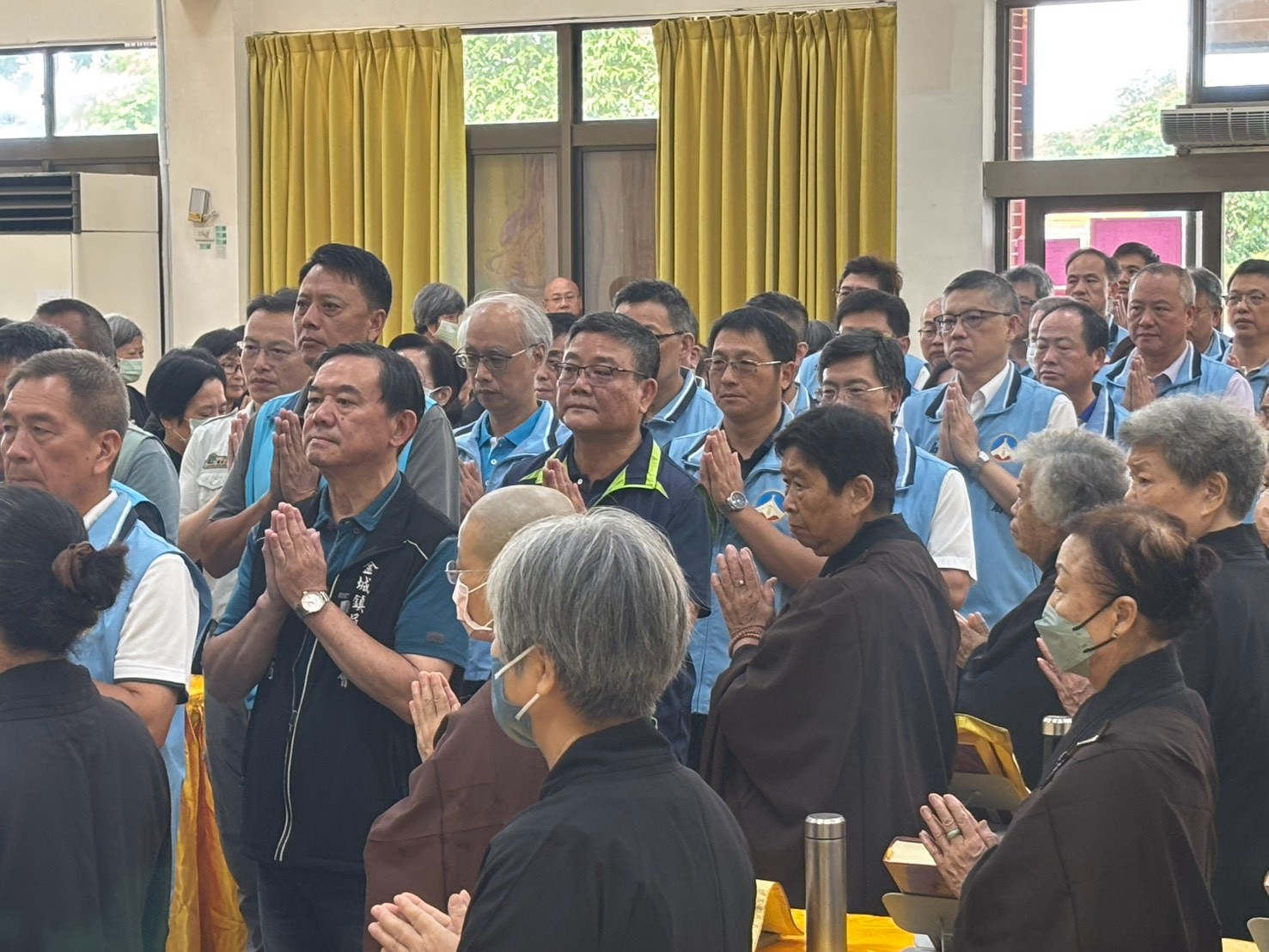 圖三劉處長代表金門地區榮民向歷年榮民先賢先烈虔誠祭悼