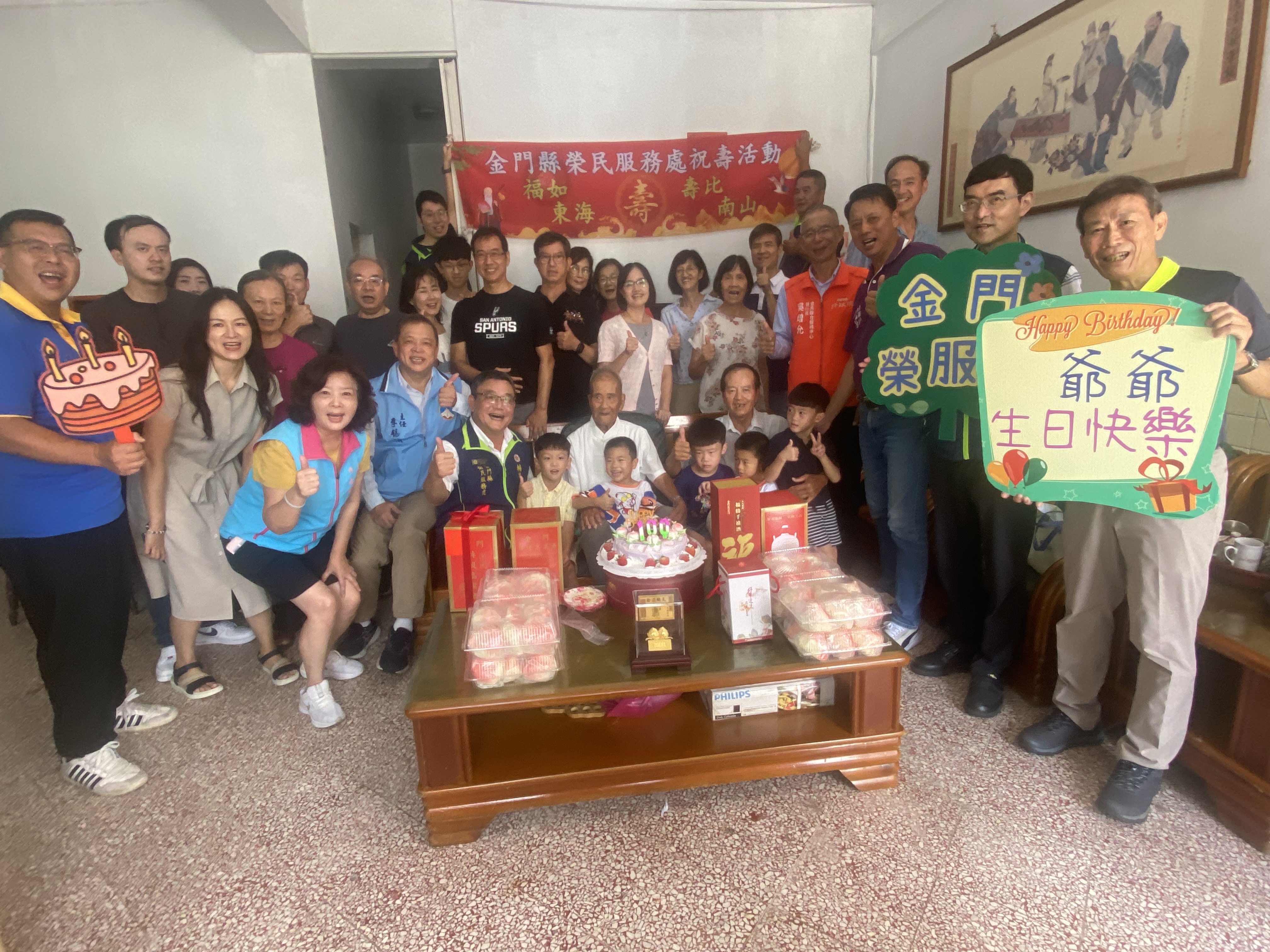 圖六劉信義處長(坐左2)和各界貴賓與壽星李爺爺(坐中)家人合影