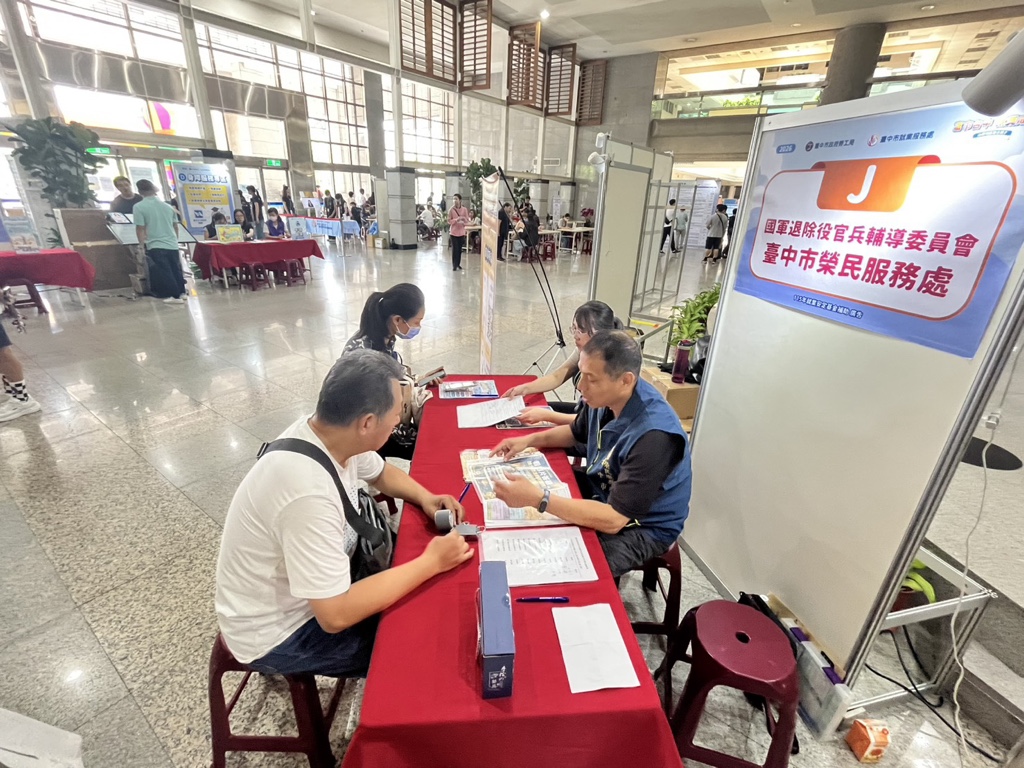 臺中市榮服處結合臺中市府陽明大樓「富市台中 就業成功」聯合徵才活動　山線地區榮民眷熱情參與