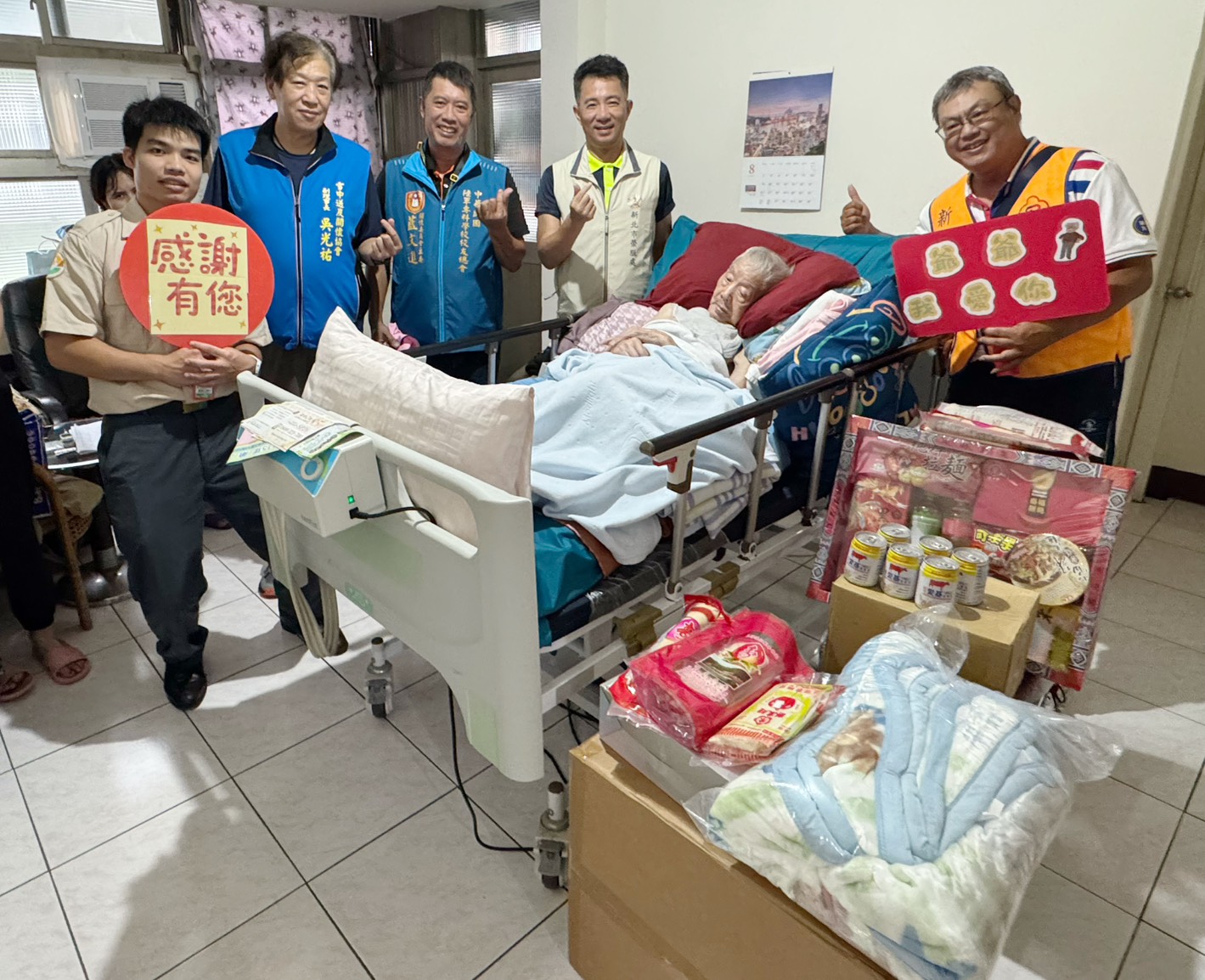 ▲新北榮服處陳立中處長(左4)偕同陸軍專科學校校友總會服務關懷委員會藍文進主委(左3)、雪中送炭關懷協會吳光祐副理事長(左2)、替代役、榮欣志工等一行人,關懷慰問臥床榮民長輩並致贈物資一批。