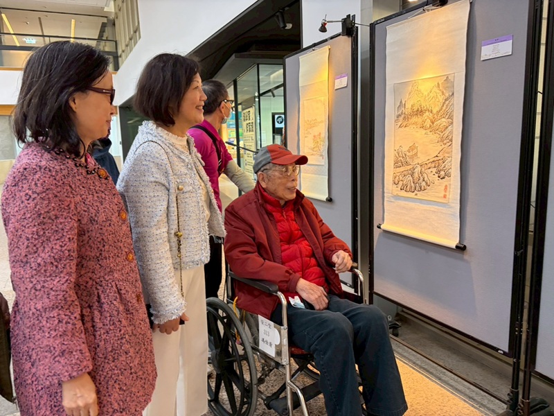家主任陪同伯伯參加星光品格發展協會畫展,欣賞藝術創作
