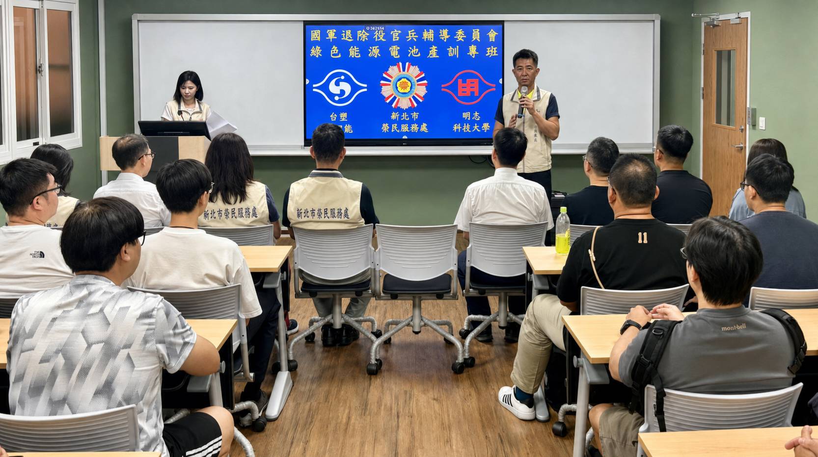 ▲新北市榮民服務處陳立中處長(右一立)主持「綠色能源電池產訓專班」開訓典禮,勉勵參訓榮民(眷)學員精進技能。/新北市榮服處提供。