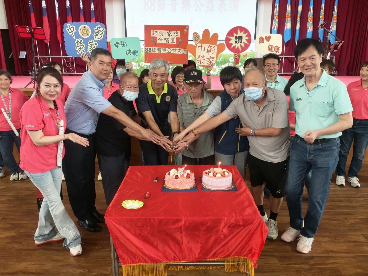 王處長(右3)、呂主任(左4)及張視察(左2) 與志工、長輩們一同歡慶切蛋糕