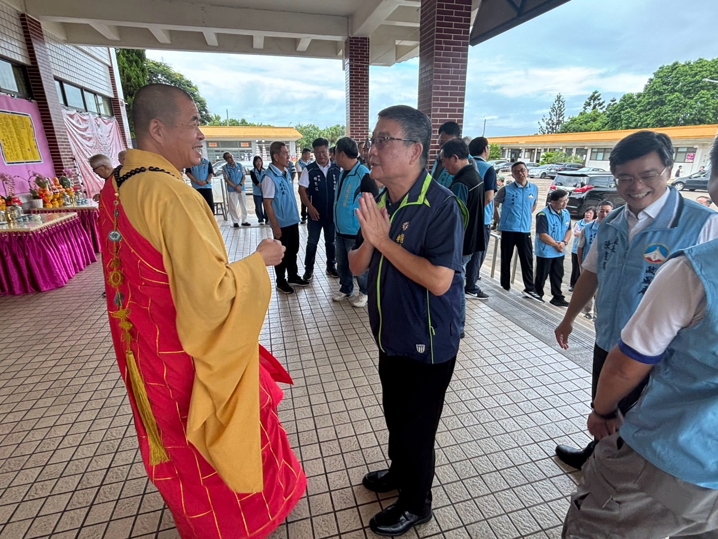 圖四劉處長(中)向性海法師(左)合掌請益