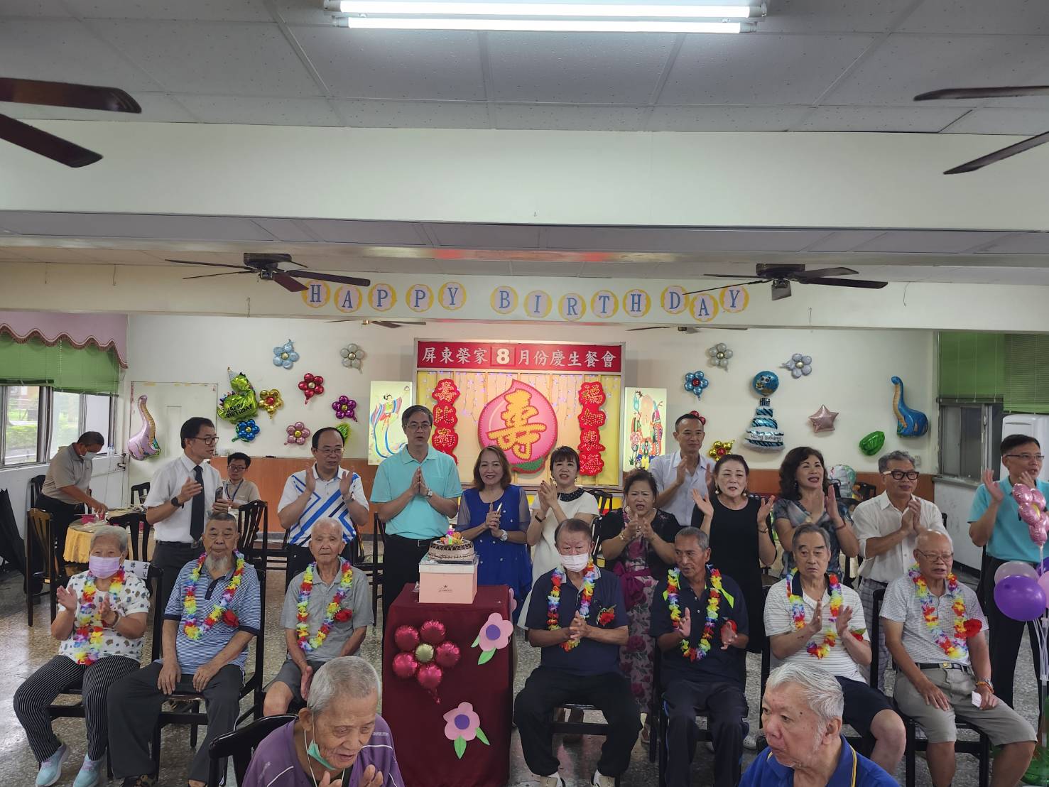 圖1家主任李秦強(圖立左三)與員工及來賓一同為壽星唱生日快樂歌