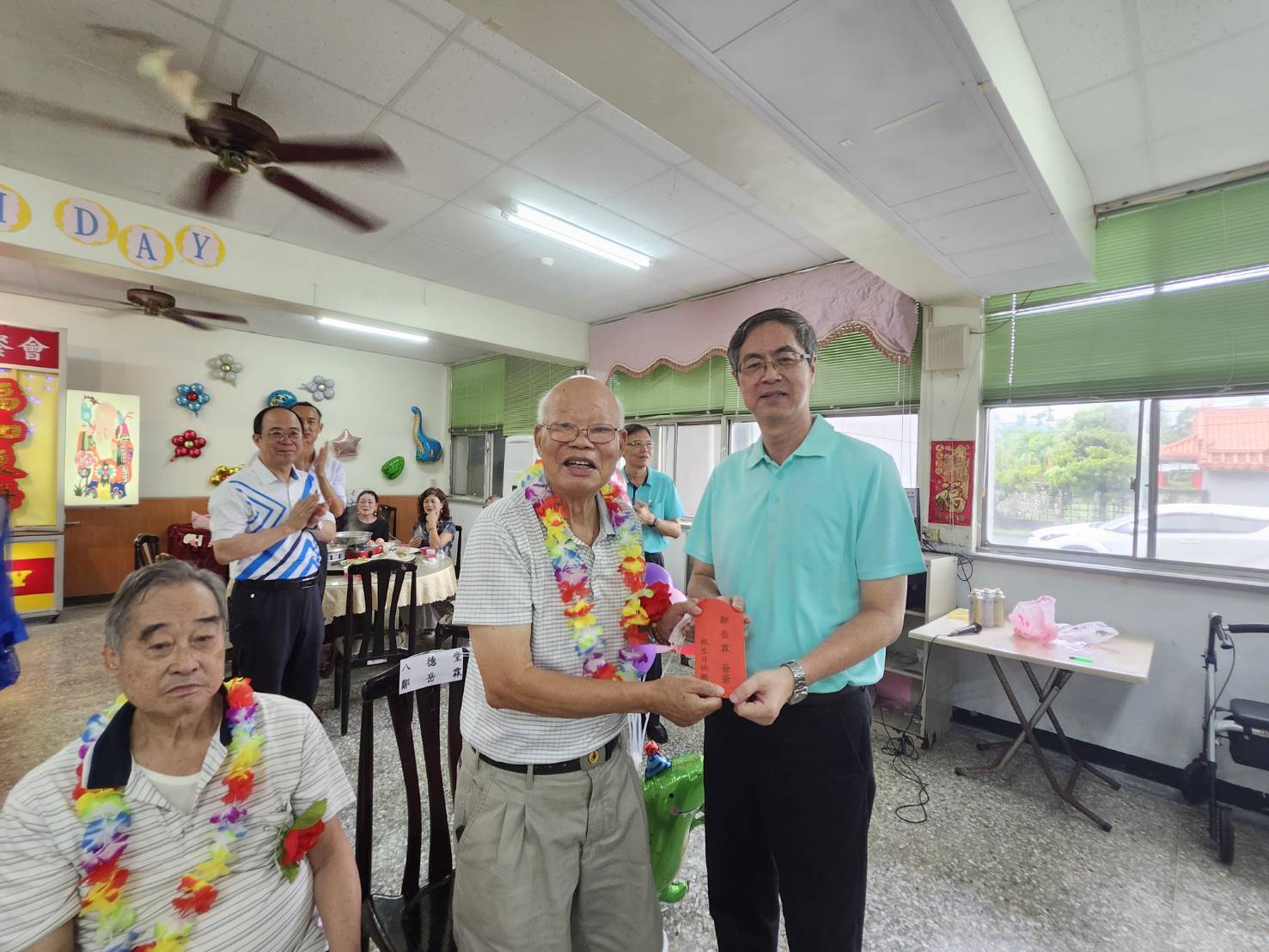 圖3家主任李秦強(圖右)致贈壽星生日禮金