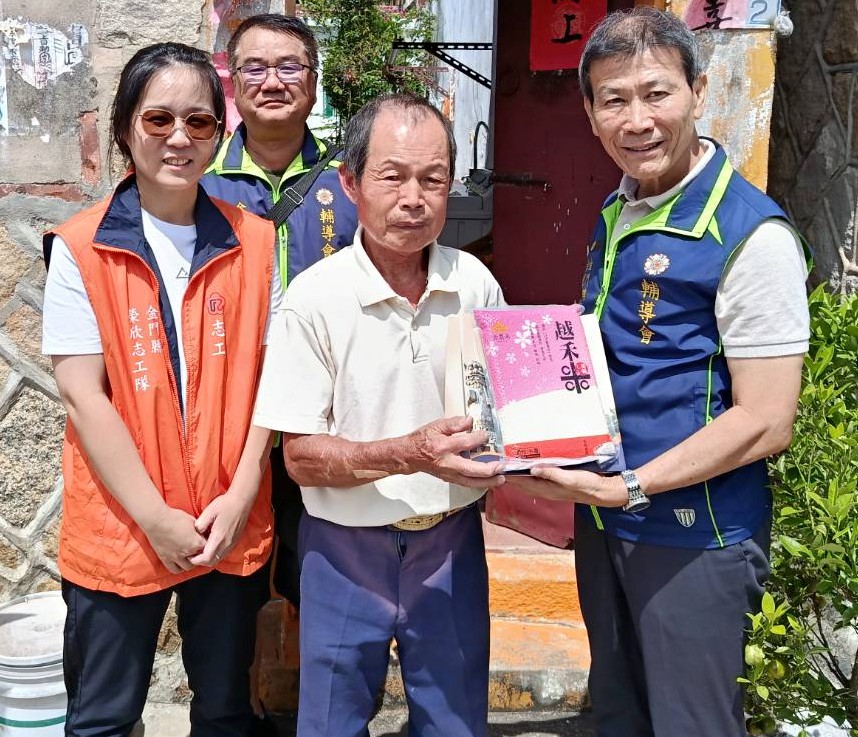 圖四李全順總幹事(右)將贈送物資送給榮民吳伯伯