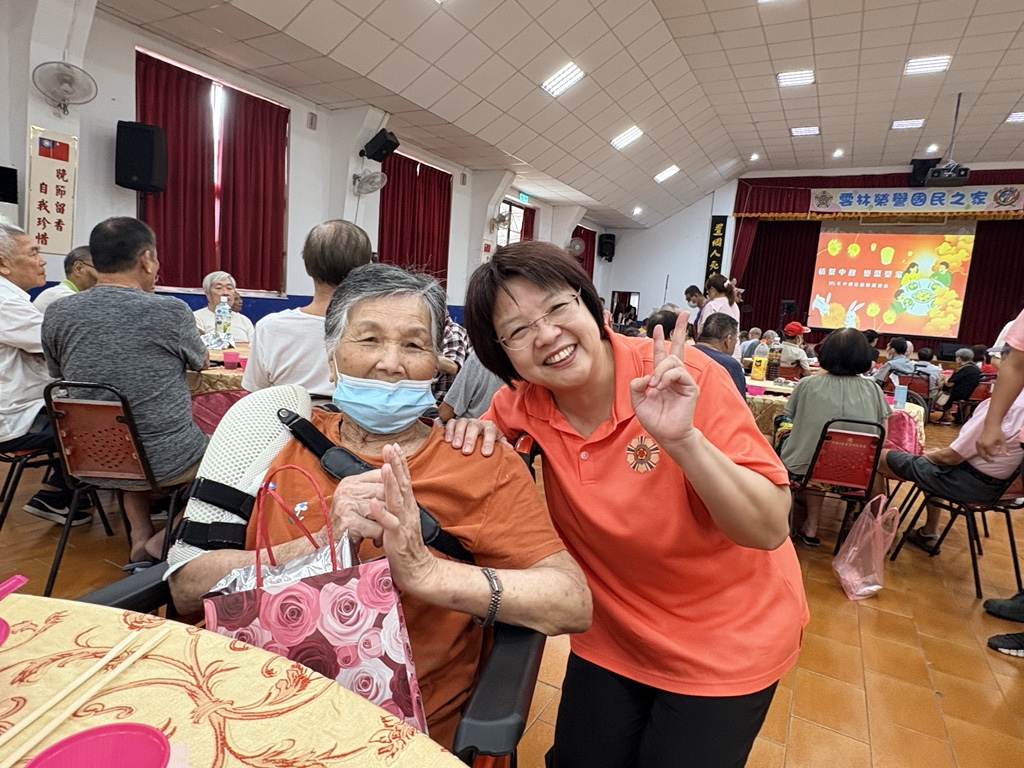 家主任親自致贈9月份壽星長輩慶生禮品