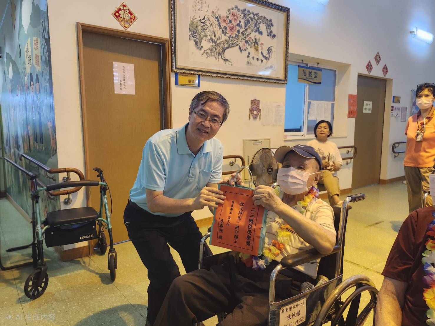 圖2家主任李秦強(圖左立)致贈禮品給參戰長輩