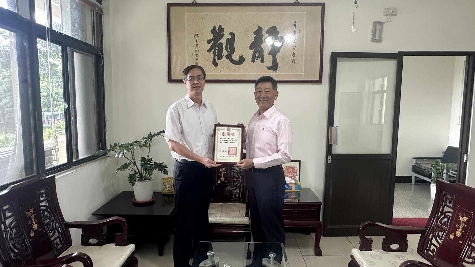 圖2:家主任李秦強(左)致贈感謝狀由馬英漢董事長(右)代表受贈。