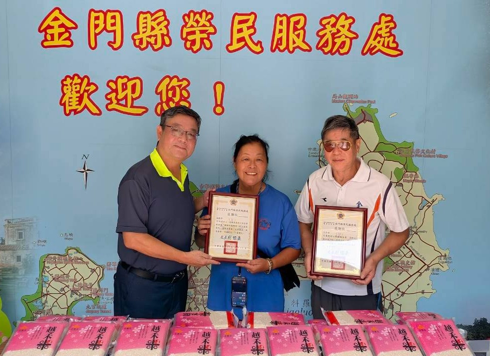 圖一劉信義處長(左)感謝信義新村社區發展協會王永仁理事長(右)捐贈白米關懷榮民眷