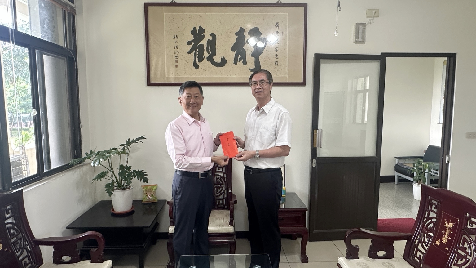 圖1 欣屏天然氣董事長馬英漢(左)親臨屏東榮家捐贈秋節慰問金,由家主任(右)代表接受。