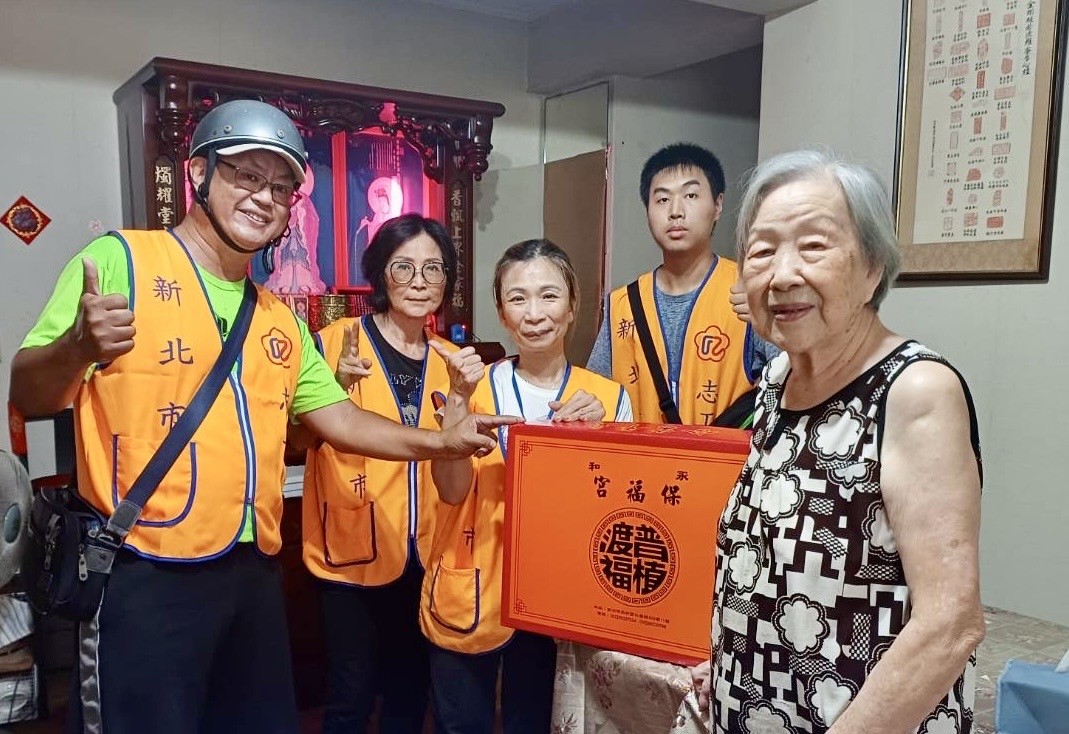 ▲新北市榮服處志願服務組長李富忠(左一)帶領志工團隊將保福宮捐贈的愛心物資親送85歲榮民史奶奶家中,傳遞溫暖關懷。/新北榮服處提供。