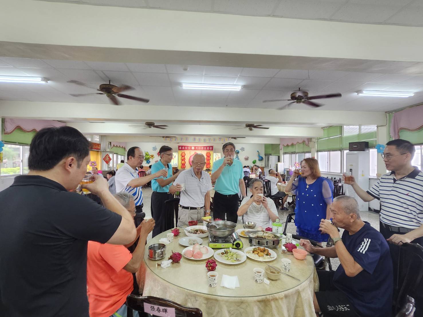 圖4家主任李秦強(圖中)與員工及來賓一同向長輩們敬茶問好
