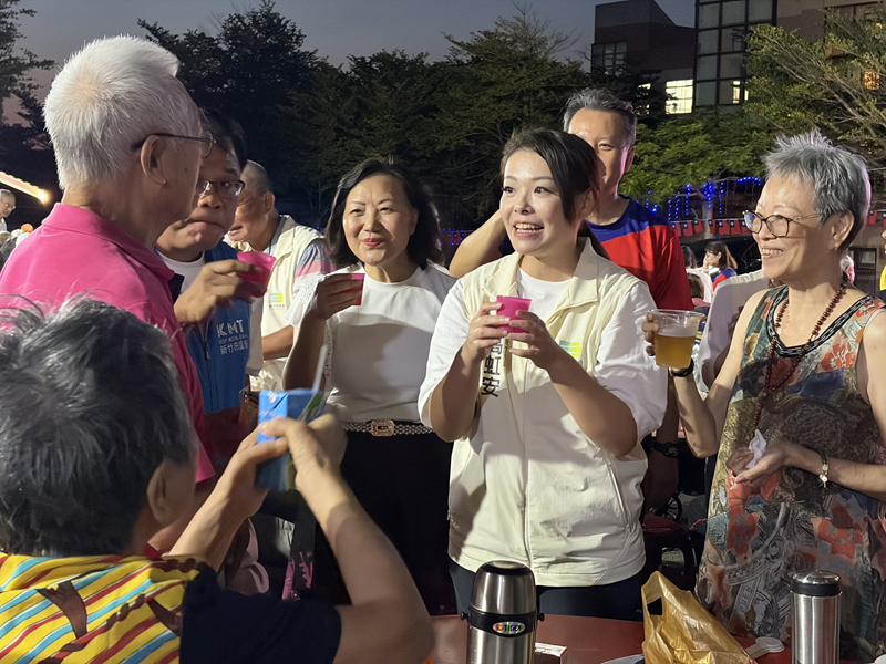 圖3 白主任陪市長高虹安親切走入長輩群中穿梭寒暄