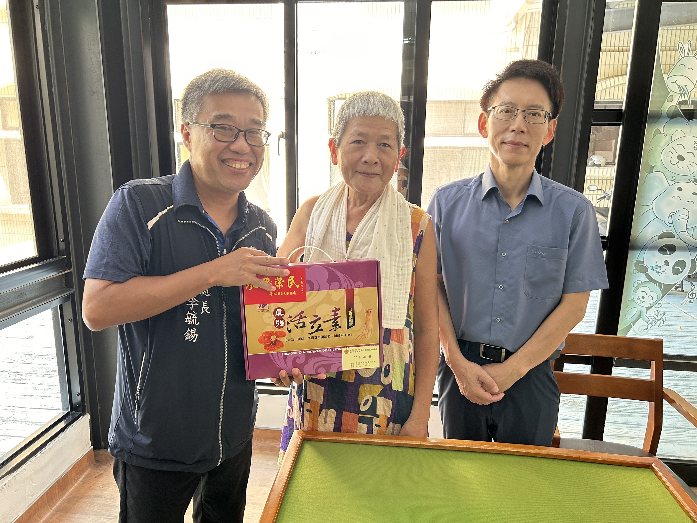 南投縣榮服處秋節前夕慰問中彰榮家新住民 致贈營養品傳遞溫馨祝福