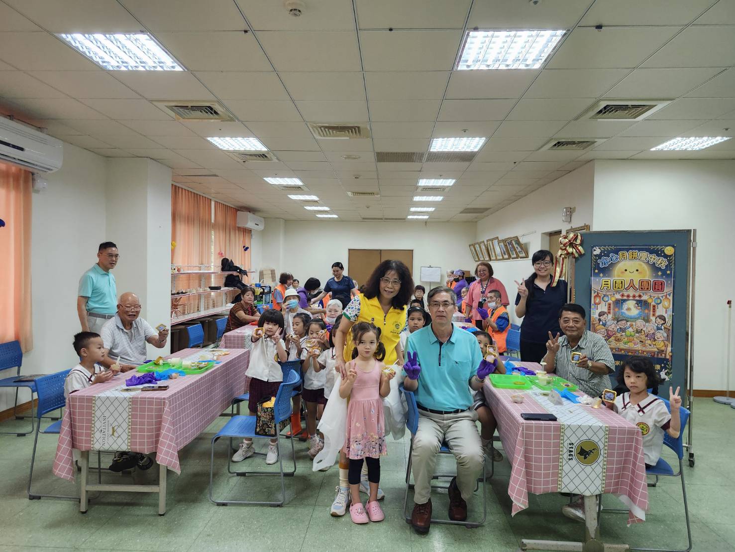圖3:屏東榮家長輩、幼兒園師生及工作人員共同合影,留下溫馨難忘的中秋回憶。