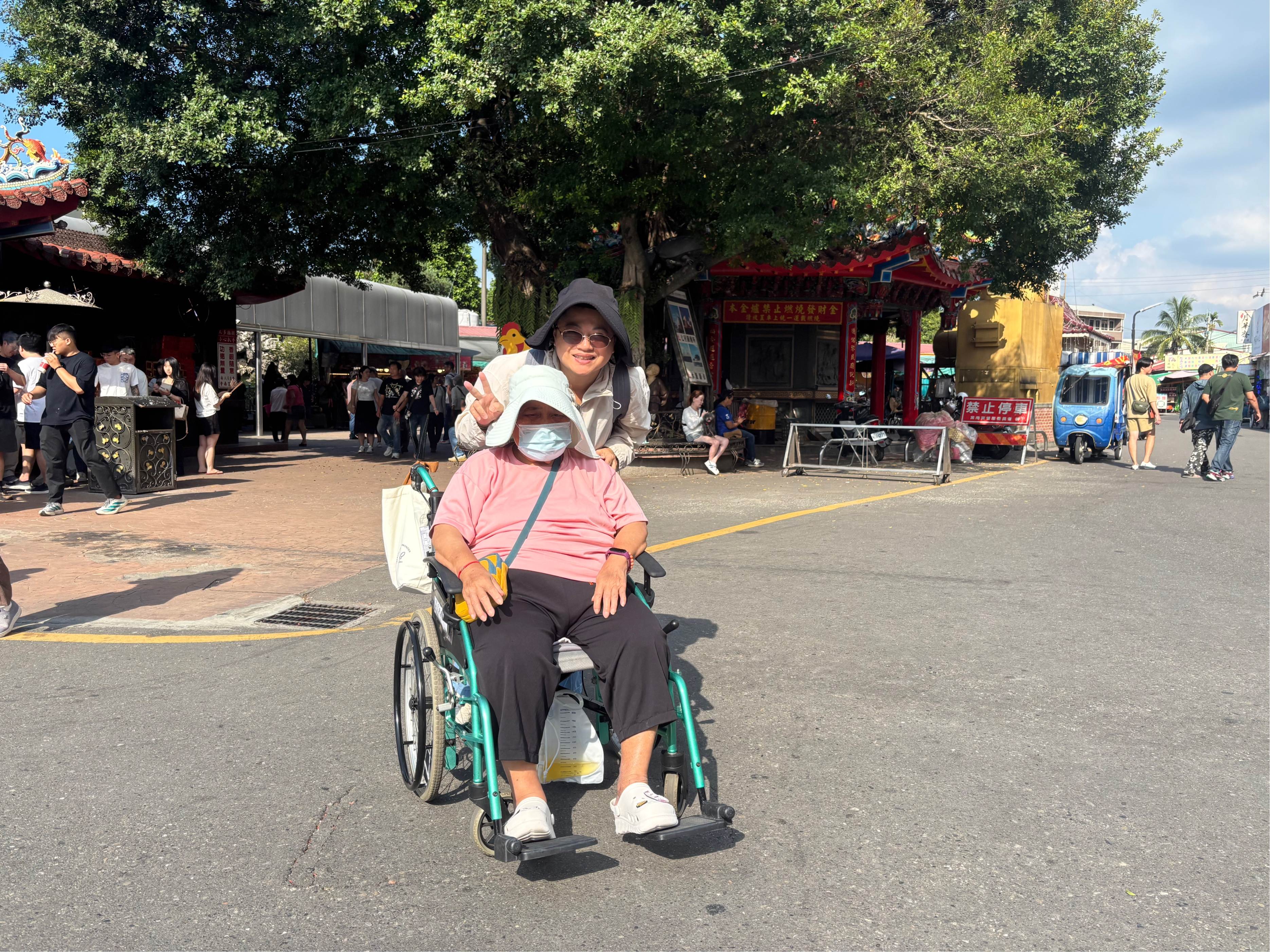 住民與家屬開心逛指南宮