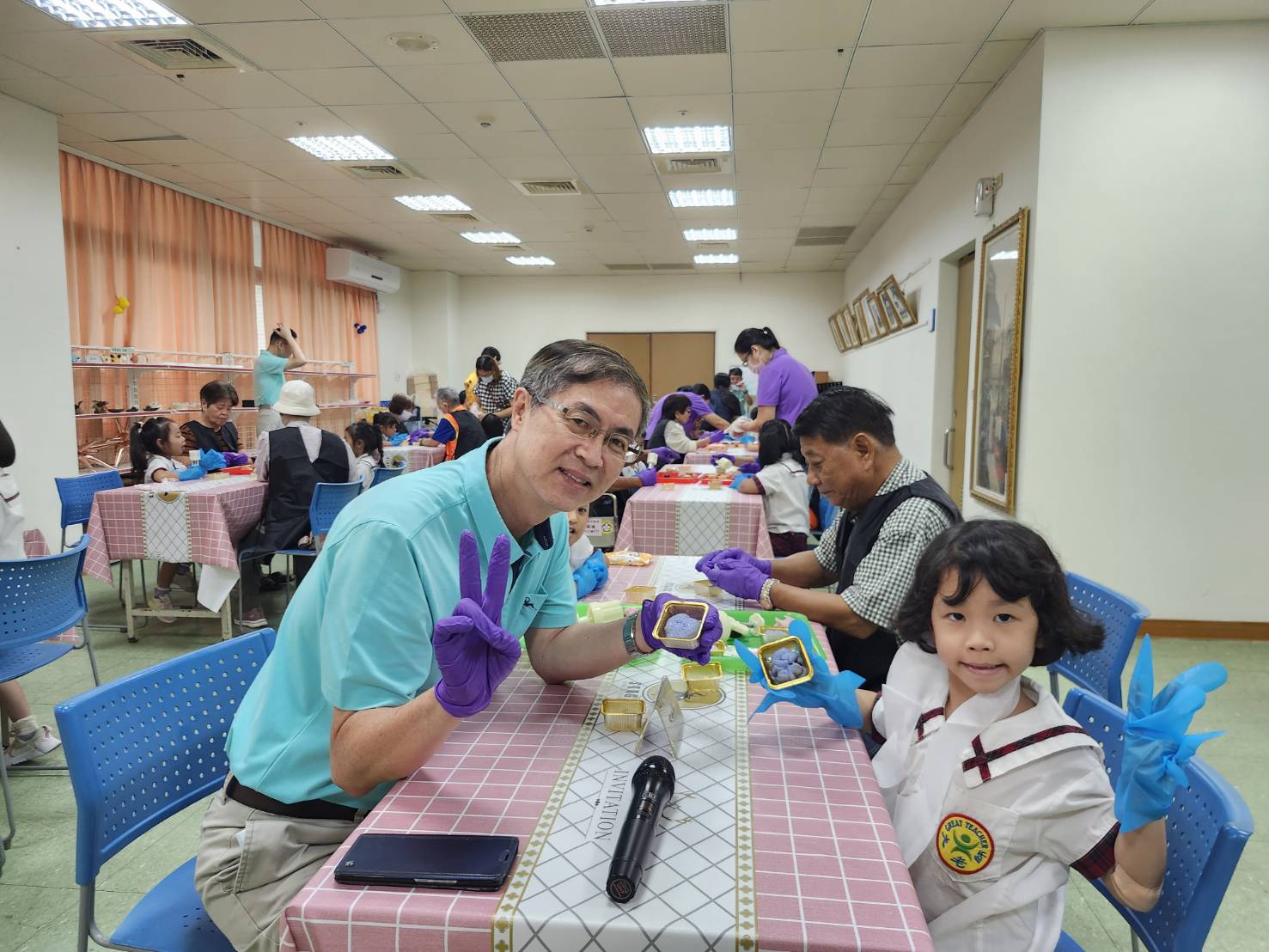 圖4:家主任李秦強(圖左)與幼兒園小朋友熱情互動。