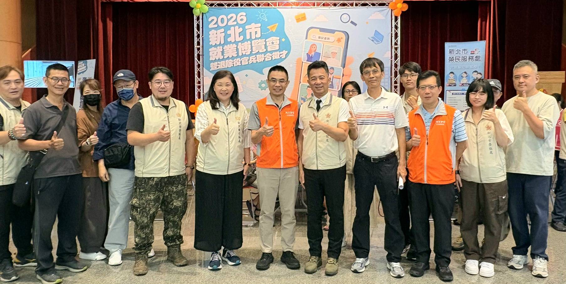 ▲新北市榮民服務處處長陳立中(中右1)、新北市政府勞工局副局長胡華泰(中)與參加人員合影留念,雙方攜手辦理就業博覽會,拓展退除役官兵就業機會,協助軍職專長接軌民間職場。/新北市榮服處提供。