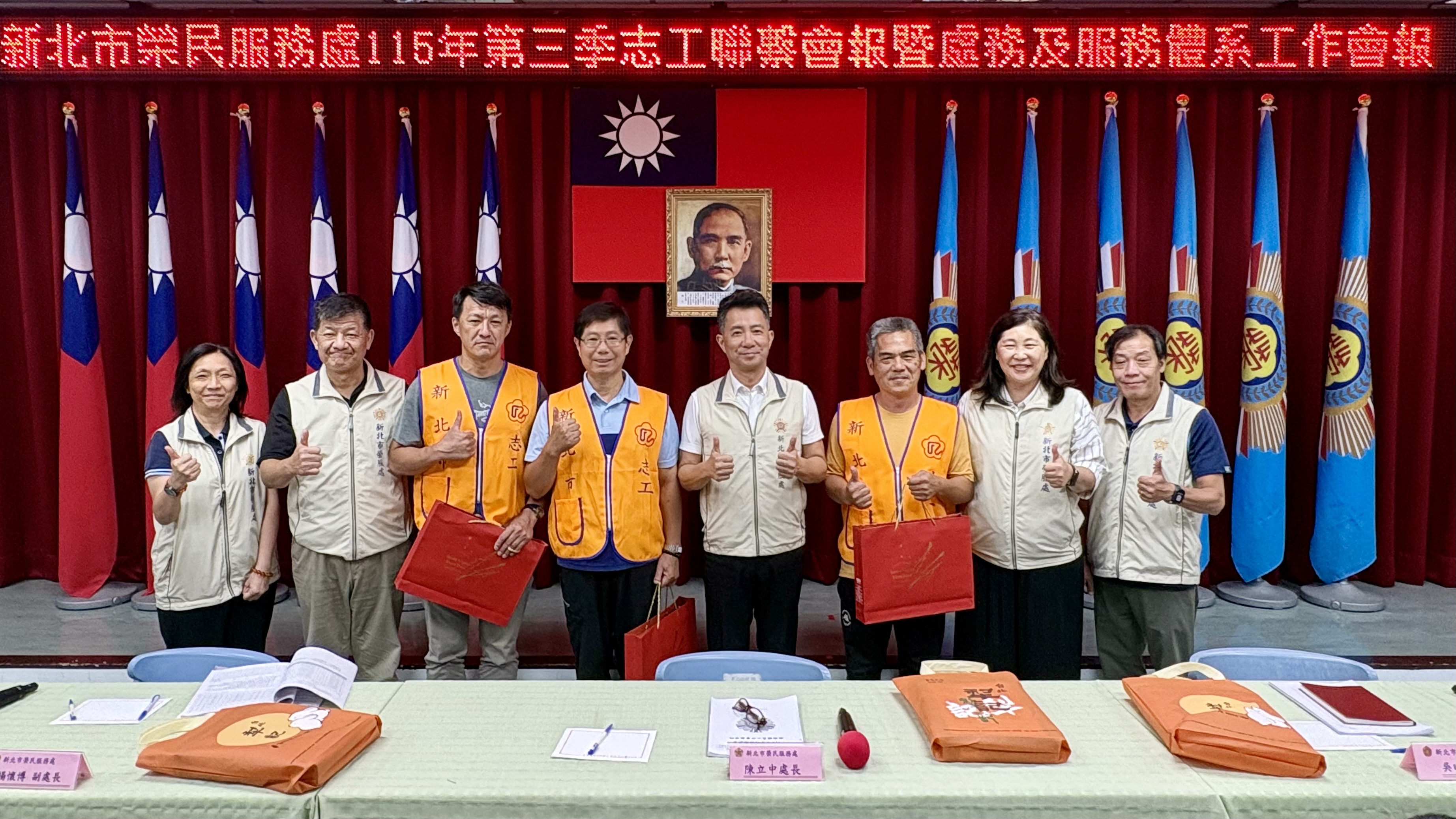 ▲處長陳立中(右四)於志工聯繫會報表揚榮欣志工優良服務案例。/新北榮服處提供。