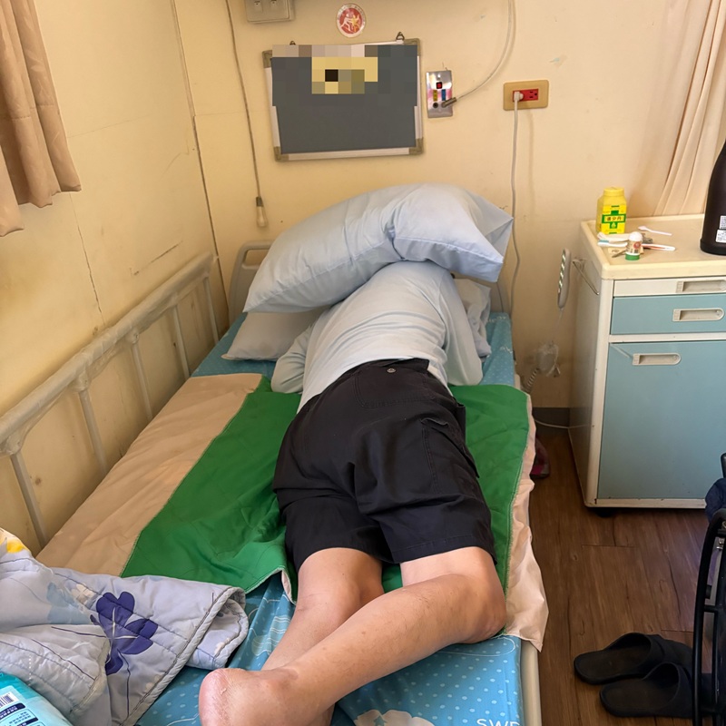 圖2臥床住民翻身並以枕頭保護頸部以上部位。