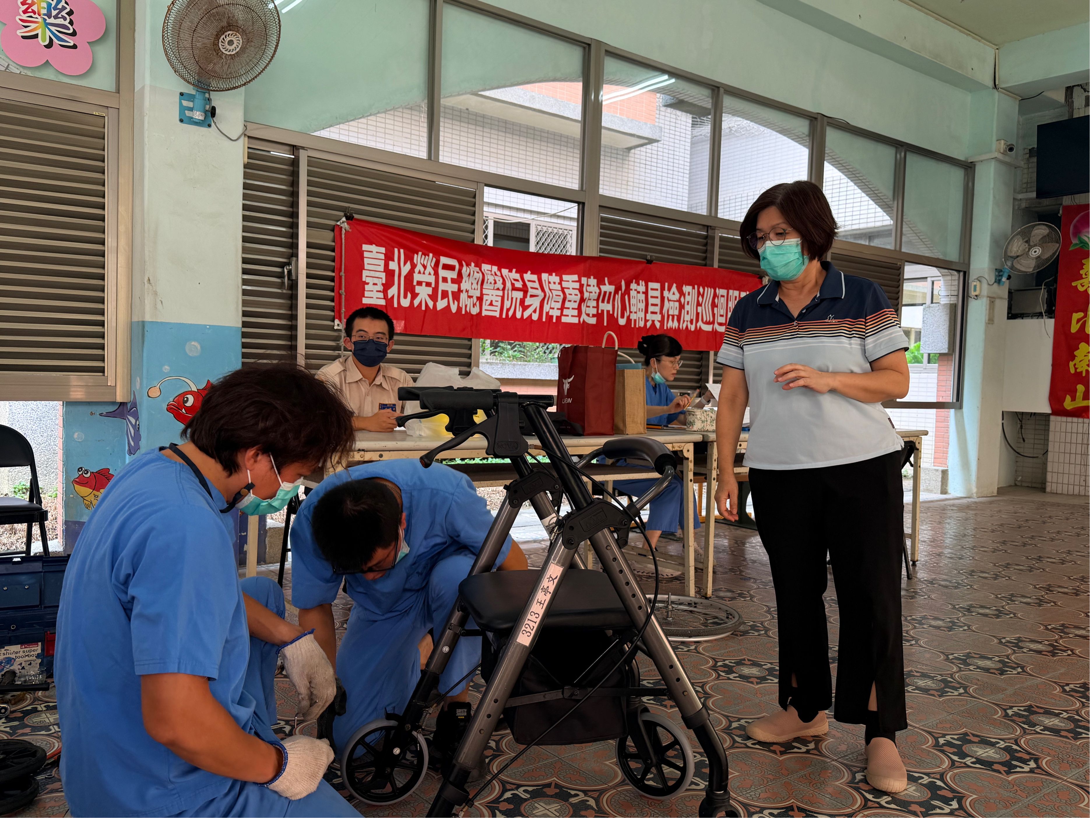 輔具定期巡檢不可少  北榮團隊到高雄榮家為長輩把關行動安全