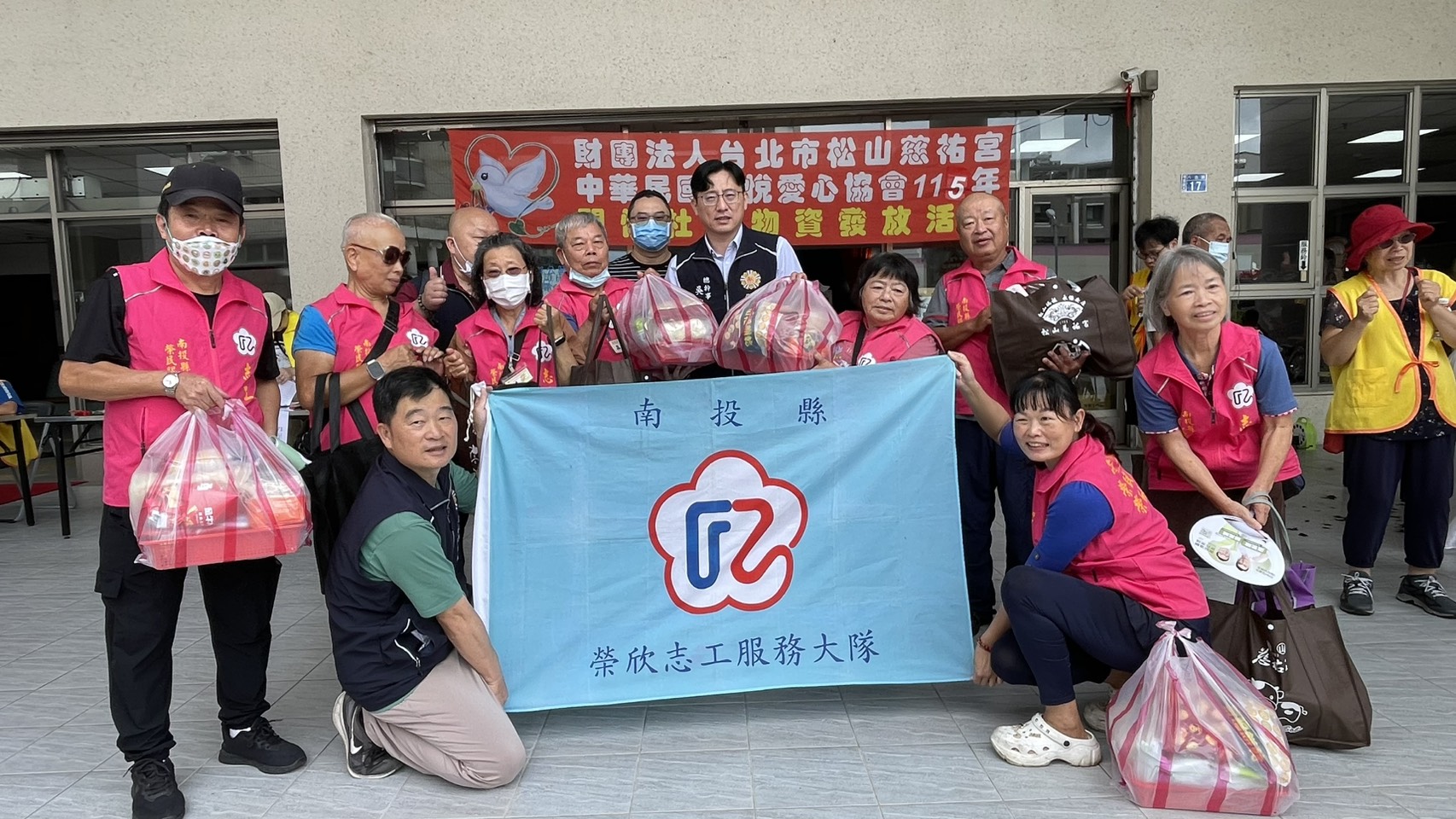 南投縣榮服處連結傳悅愛心協會 秋節前暖心感動發送物資