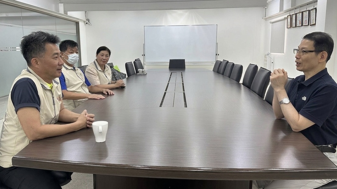▲安德烈基金會執行長羅紹和將軍(右),與陳處長(左一)、楊副處長(右二)、總幹事(左三)深入討論食物箱等社福資源,強化公私協力鏈結。/新北榮服處提供。